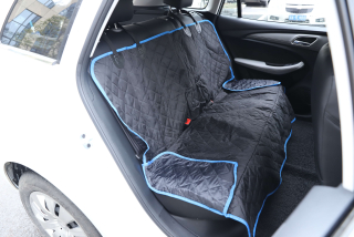 Protiskluzový a prošívaný ochranný potah do auta - 142x125 cm